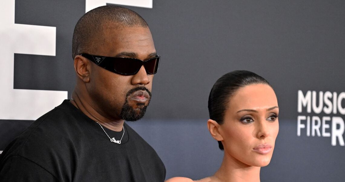 Kanye West le echa leche a su esposa Bianca Censori en un nuevo y controvertido vídeo musical