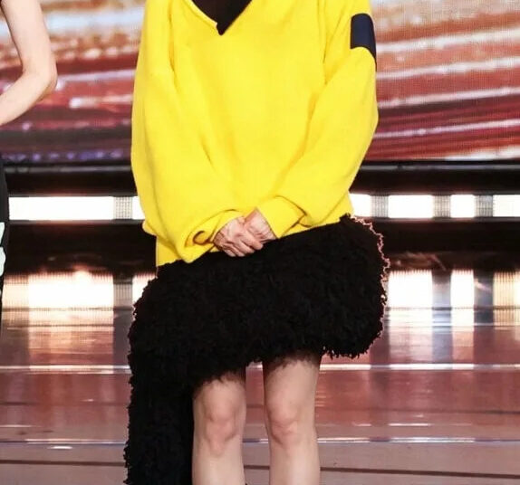 Kara Wai con un look Loewe Otoño 2026 en la Weibo Film Night 2026 en Shanghai.