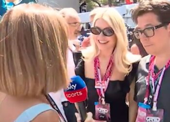 Kim Kardashian: momento hilarante presentador de televisión y cómico atrapado en la 'ola Kardashian' en la F1 de Mónaco