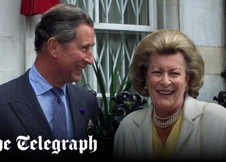 King rinde homenaje a Lady Pamela Hicks