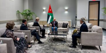 King meets with Arlington mayor in Texas