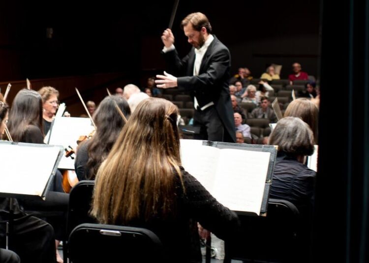 La Orquesta Sinfónica del Valle de Illinois tiene nuevo director musical | 103.9 WLPO
