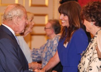 El rey Carlos en la recepción de Cancer Research UK