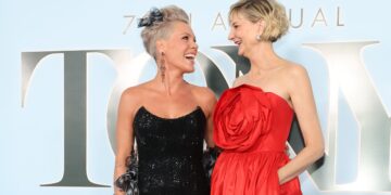 La alfombra roja de los premios Tony 2026 es una reunión de celebridades del Xennial