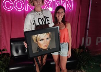 La cantante Kate Ryan recibe un retrato de Laura Serrano