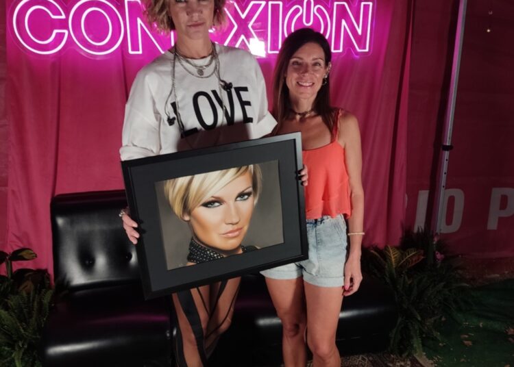 La cantante Kate Ryan recibe un retrato de Laura Serrano