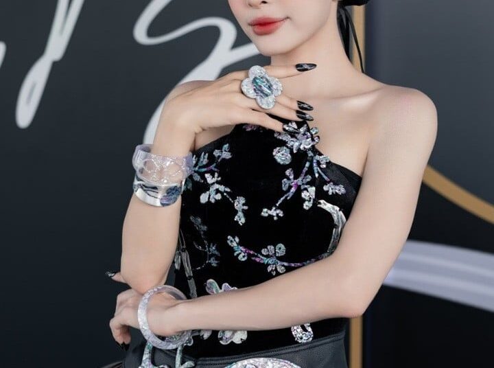 La cantante Kieu Anh incorpora a su extensa familia, compuesta por siete generaciones de cantantes de música folclórica tradicional vietnamita, en su exitoso videoclip.
