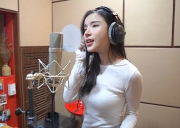 La cantante LyLy difunde el espíritu juvenil a través de 'Blue Shirt Calling for the Future'.