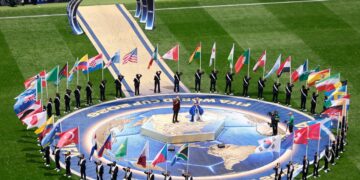 La cantante de k-pop Ejae eleva la inauguración del Mundial 2026 en un vestido azul de capas
