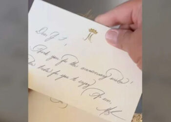 Meghan Markle incluyó una nota personalizada con el paquete de atención As Ever. @then0toriousjtb/X