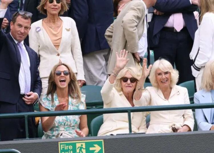 Peter Phillips con Harriet Sperling, Annabel Elliot y la reina Camilla en el palco real durante el décimo día del Campeonato de Wimbledon en 2024. Por: MEGA