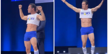 Mark-Paul Gosselaar apareció con un top corto para promocionar su próximo programa, “Bulges”. / Becca Rodas/Instagram