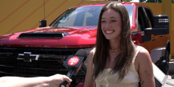 La estrella en ascenso de la música country Brooke Lee habla sobre el CMA Fest, nueva música y su icónico proyecto con Chevrolet