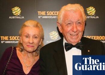 La familia de Frank Lowy fue sometida a 15.000 ataques de odio graves en línea en un año, según escucha la comisión de antisemitismo | Comisión real sobre antisemitismo y cohesión social