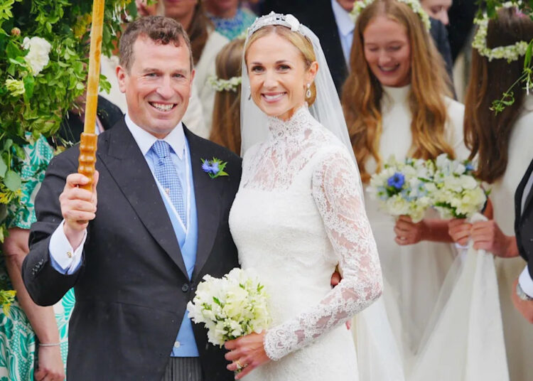 La familia real desafía la lluvia para la boda de Peter Phillips en Cotswolds