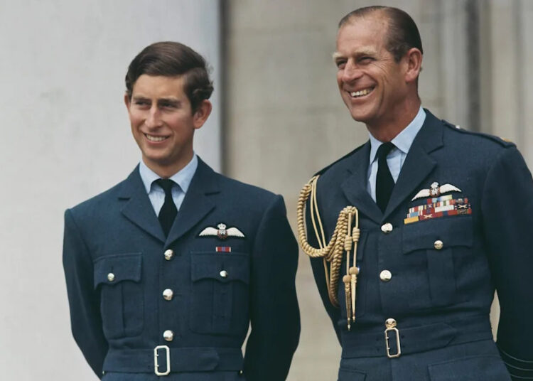 La principal cuenta de redes sociales de la familia real también compartió una imagen del Rey con el Príncipe Felipe para conmemorar el Día del Padre.