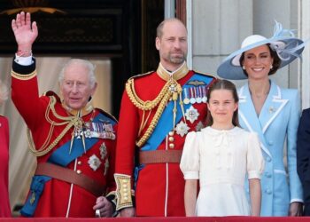 La familia real observa el paso elevado de la Royal Air Force para el cumpleaños oficial del rey