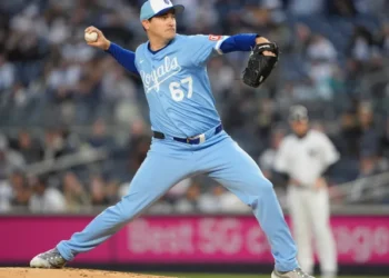 Cubs trade idea lands two All-Star pitchers from Royals for huge return image