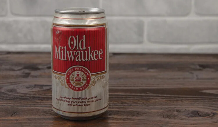 Lata vintage de cerveza Old Milwaukee contra la pared de ladrillo