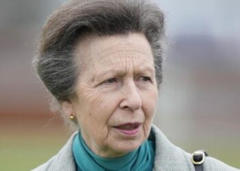 La misión real de la Princesa Ana sufre un revés cuando una triste noticia llega al Palacio