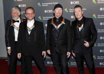 ARCHIVO - Adam Clayton, de izquierda a derecha, Bono, The Edge y Larry Mullen Jr., de la banda irlandesa U2, llegan al Kennedy Center Honors en Washington el 4 de diciembre de 2022. (Foto de Greg Allen/Invision/AP, Archivo)