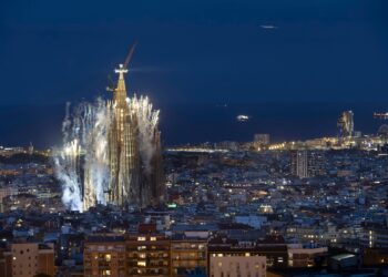 La policía expulsa de la Sagrada Familia a 600 cantantes acusados de querer «boicotear» el acto con esteladas
