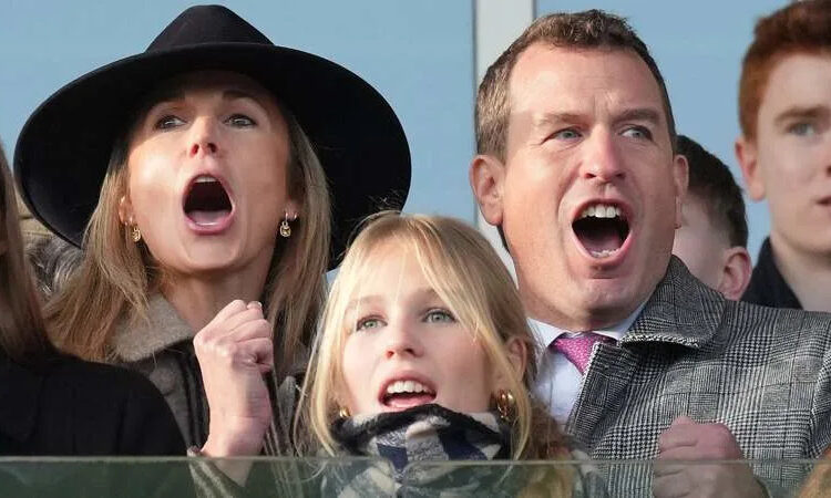 Harriet Sperling, Peter Phillips y la familia real asisten a las carreras del día de Año Nuevo en el hipódromo de Cheltenham en 2026. Por: James Whatling/MEGA