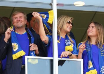 La realeza holandesa cambia el naranja por el azul mientras anima a Holanda y luego a Curazao en la Copa del Mundo