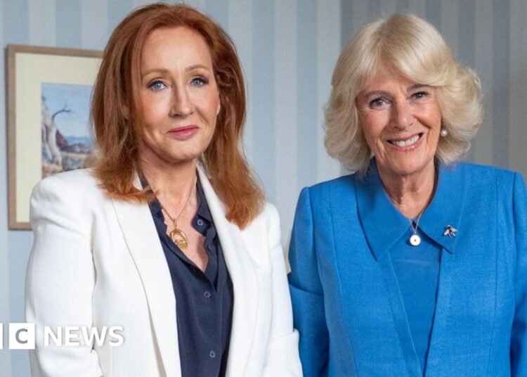 La reina se reúne con JK Rowling para marcar el inicio de la semana real en Edimburgo