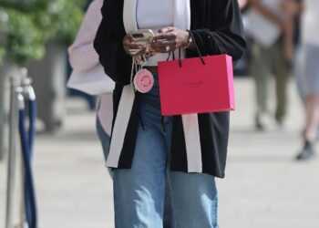 Venus Williams mostró sus gruesos mocasines de cuero debajo de la tendencia de los jeans con dobladillo dividido.