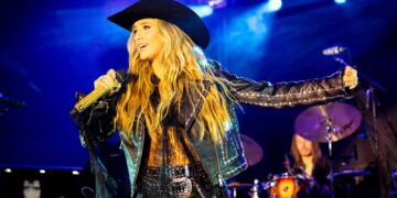Lainey Wilson elige a John Mayer para la nueva canción 'Phone, Keys, Wallet'