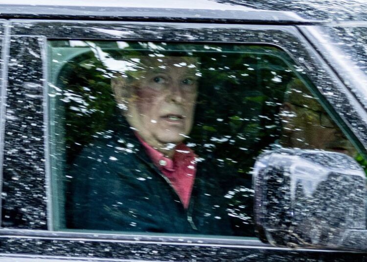 Andrew Mountbatten-Windsor ha sido visto conduciendo con una gran marca roja en la mejilla derecha.