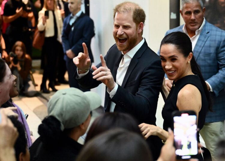 El príncipe Harry y Meghan Markle posan para fotografías en el Royal Children's Hospital Melbourne, 14 de abril