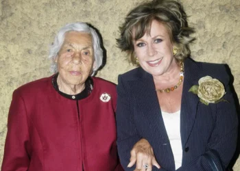 laura-zapata-abuelita-eva-mange.jpg