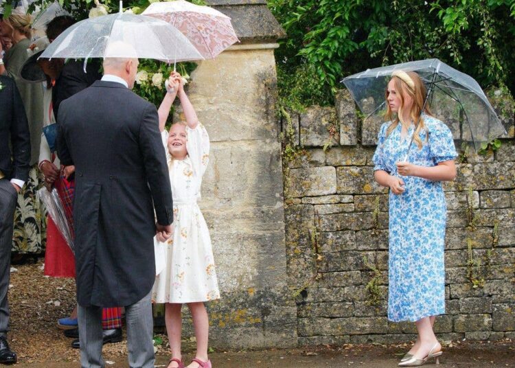 Mike Tindall con Mia y Lena Tindall en la boda de Harriet Sperling con Peter Phillips en la Iglesia de Todos los Santos