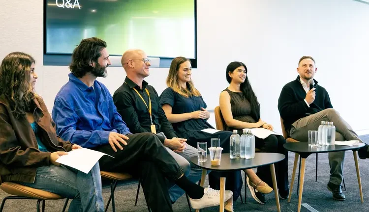 un panel de personas