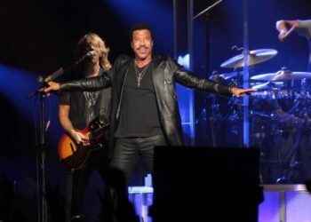 Lionel Richie pausa su gira y reprograma fechas tras sufrir malestar en vivo