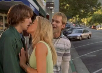 Ashton Kutcher y Kristy Swanson besándose