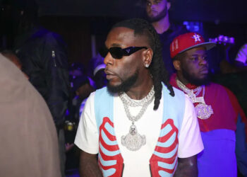 chico burna en el club con sombras