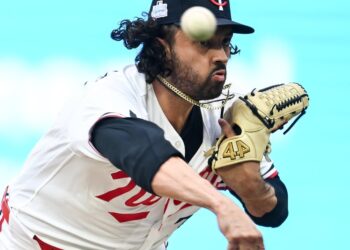 Los Reales mantienen a raya a los Mellizos 6-5 después de que el campocorto estrella Bobby Witt Jr. sale por dolor en la rodilla