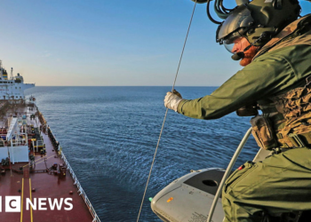 Los Royal Marines abordan un petrolero de la flota rusa en la sombra en el Canal de la Mancha