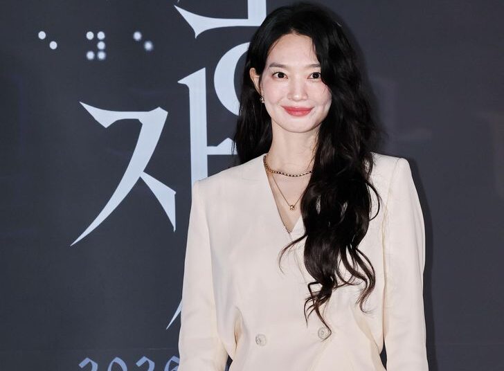 El actor Shin Min-a posa durante una conferencia de prensa en Seúl, el 15 de junio. Yonhap
