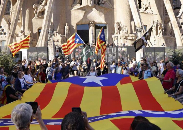 Los cantantes expulsados de la Sagrada Família exigen explicaciones y disculpas
