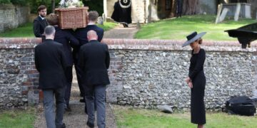 Los dolientes llegan al funeral de la Familia Real en la aldea de Oxfordshire