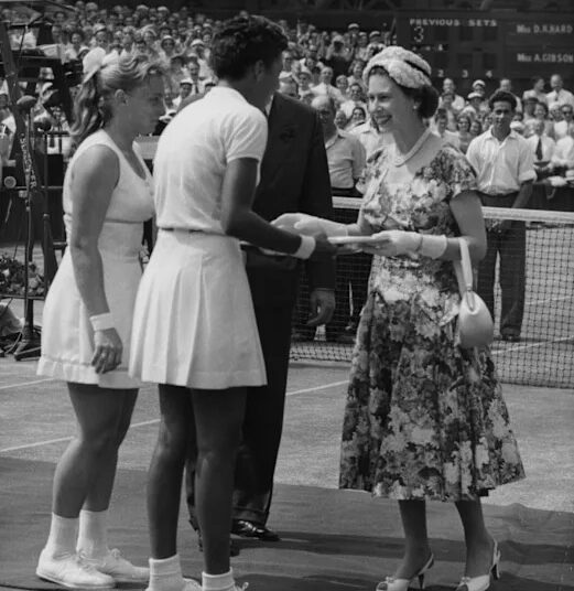 La difunta reina de Wimbledon en 1957 (PA)