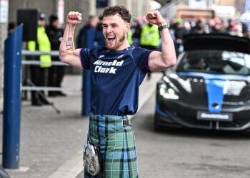 Craig Ferguson llega durante el partido Guinness Six Nations en el estadio Scottish Gas Murrayfield.
