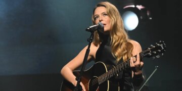 Maggie Rogers le cuenta a Arena sobre su cita con el reportero del NY Times