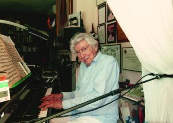 Su estudio, el espacio protagonista de su casa y donde toca el piano al menos 2 horas diarias 