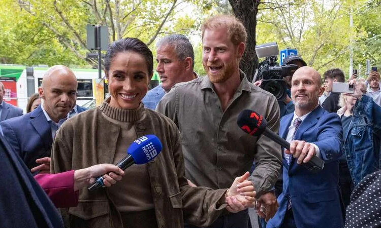 Meghan Markle y el príncipe Harry llegan al Museo Nacional de Artes de Veteranos de Australia en 2026. Por: MEGA