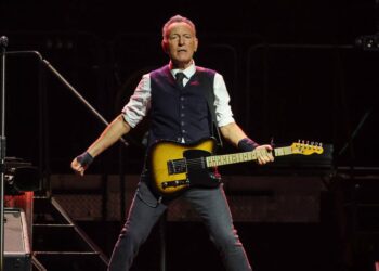 Mira a Bruce Springsteen acompañado por Bon Jovi, Public Enemy y otros en un show repleto de estrellas en Nueva Jersey
